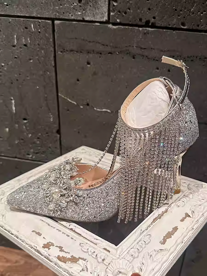 Silberne High Heels mit spitzer Zehenpartie, Strass-Pailletten und Quaste