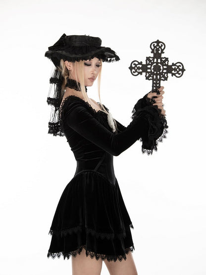 Gothic-Kleid aus schwarzem Samt mit schulterfreiem Ausschnitt und Glockenärmeln