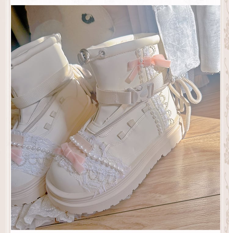 ベージュのリボンとレースのビーズチェーンのアンクルブーツ