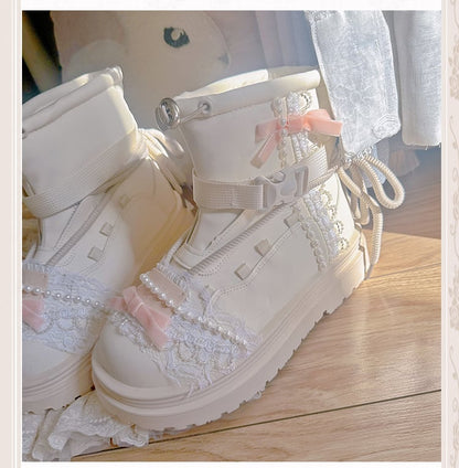 ベージュのリボンとレースのビーズチェーンのアンクルブーツ