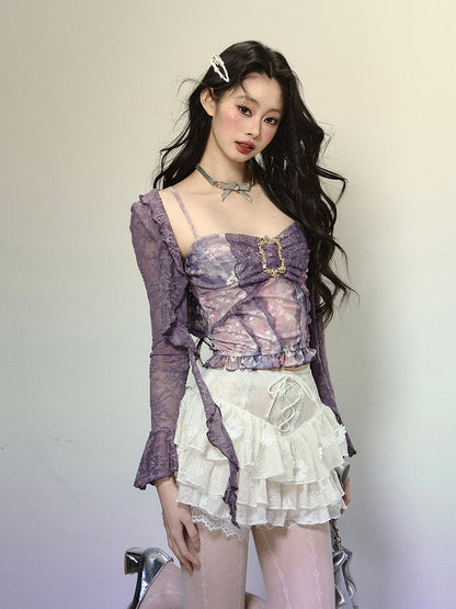 Lavendelfarbenes, halbtransparentes Spitzentop mit offener Knopfleiste