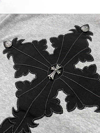 Graues Top mit Kreuzapplikation