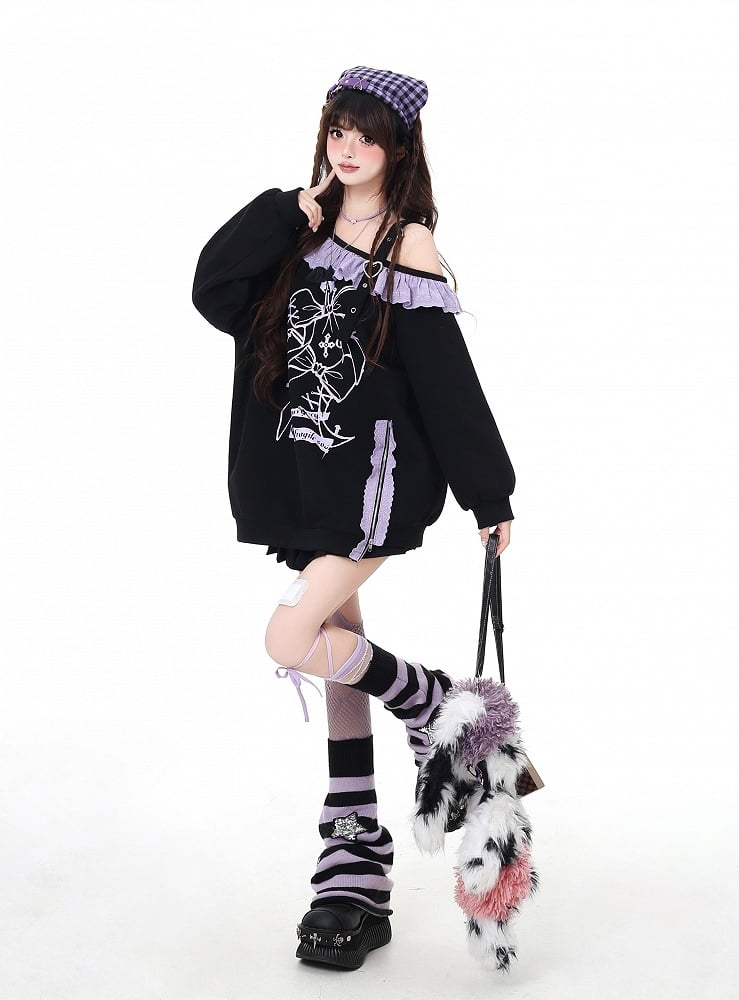 Schwarzes Sweatshirt mit asymmetrischem Ausschnitt, Rüschen, lila Spitzenbesatz und Seitenschlitz