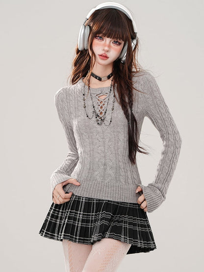 Grauer Slim-Fit-Pullover mit Rundhalsausschnitt und Cut-Out-Detail