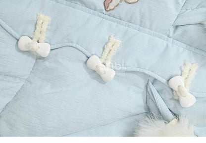 Blauer süßer Daunenmantel mit Lammapplikation und Schleife