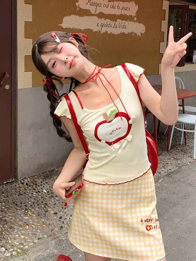 T-Shirt Salatrot Hellgelb Rundhalsausschnitt Apfelapplikation Saum