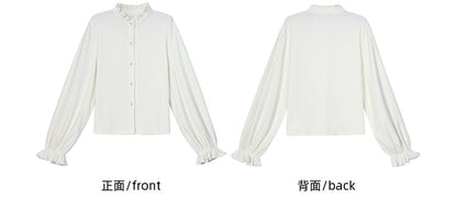 ホワイトのフリルネックラインブラウス