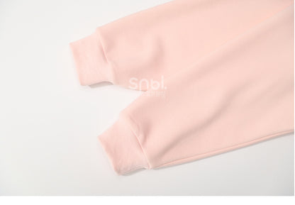 Rosafarbener, süßer Kapuzenpullover mit gehäkelten Häschendetails und Fleecefutter