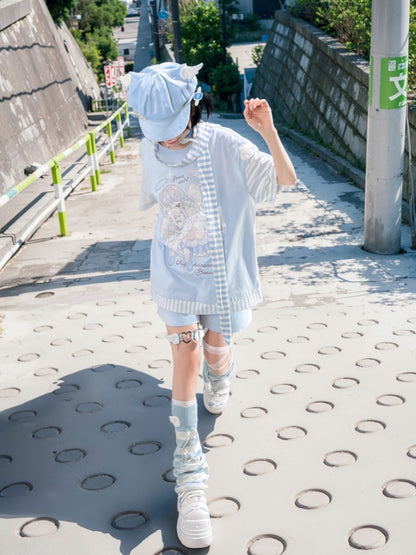 Blaues T-Shirt mit Flügel-Applikationen und Anime-Mädchen-Print und gestreiftem Schal