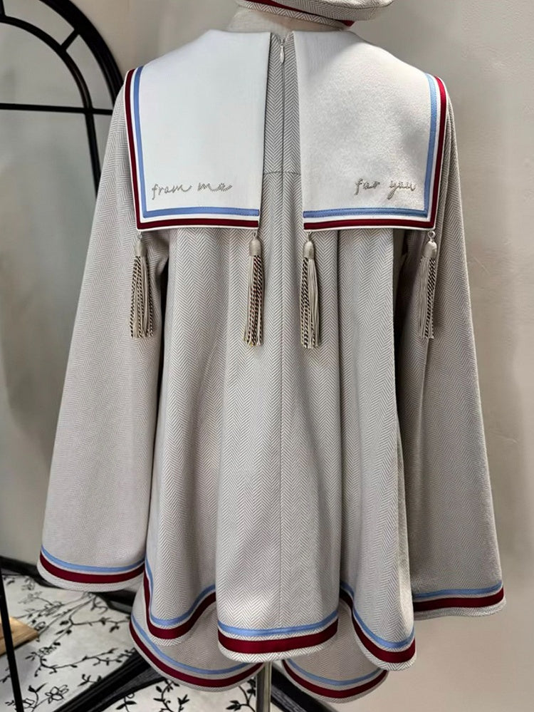 Beiges Ouji-Oberteil mit Matrosenmotiv und Leuchtturm-Stickerei, Matrosenkragen und Kontrastbesatz