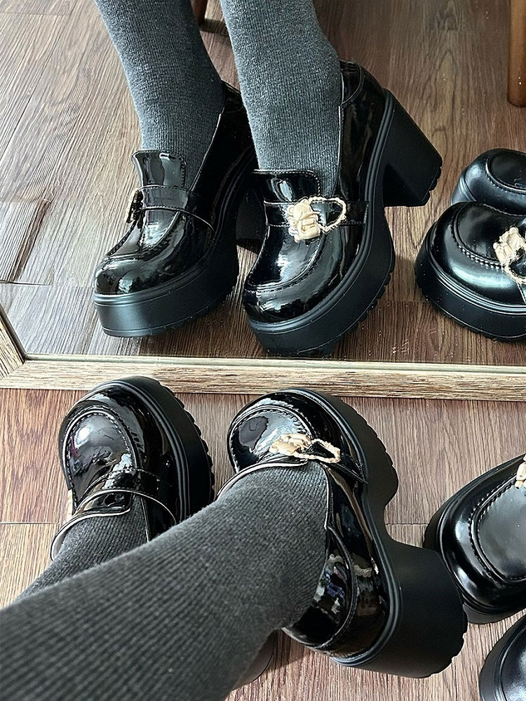 光沢のあるブロックバックルのハイベアプラットフォームスリッポン、ブラックヒール、ハグハート