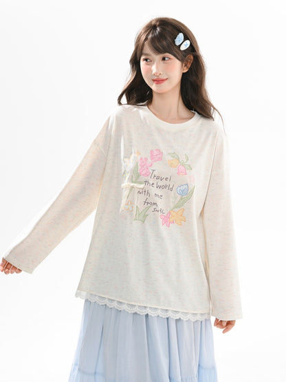 ラウンド型のスイートフローラルプリントレーストリムベージュ/ピンクネックトップ