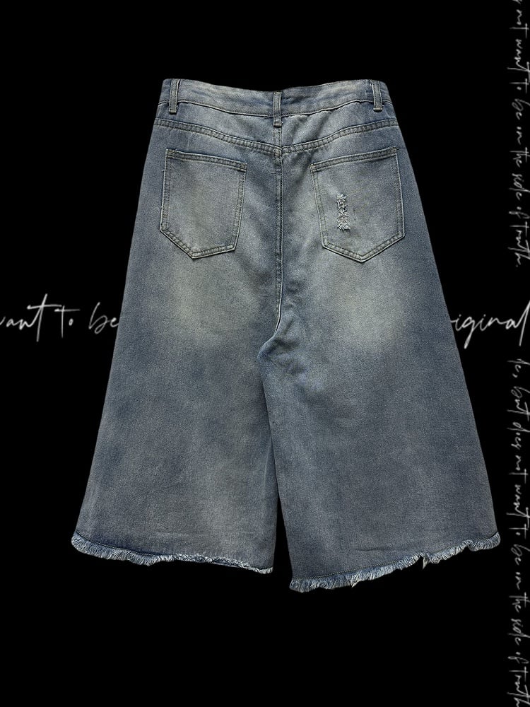 ブルーのワイドレッグジーンズ、ドラゴンのアップリケ、切りっぱなしの裾、ダメージ加工の穴、ライト