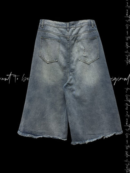 ブルーのワイドレッグジーンズ、ドラゴンのアップリケ、切りっぱなしの裾、ダメージ加工の穴、ライト