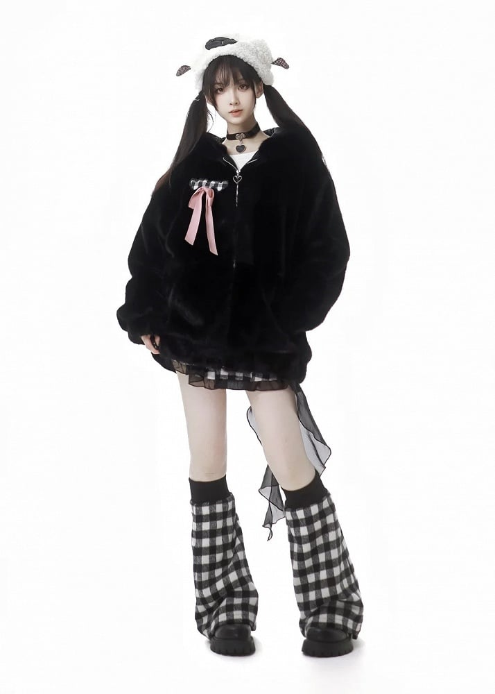 ピンクの蝶結びディテールのブラックフェイクファーコート