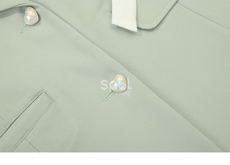 Blazer mit Blumenstickerei und grünen herzförmigen Knöpfen