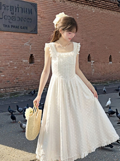 Elegantes weißes Kleid mit quadratischem Ausschnitt, flatternden Ärmeln, ärmelloser Spitze und Schleife zum Selbstbinden