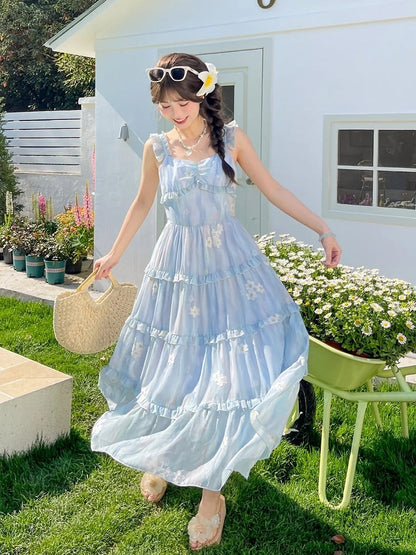 Ärmelloses Kleid mit Blumenstickerei, gestuftem blauem Chiffon und Flatterrock