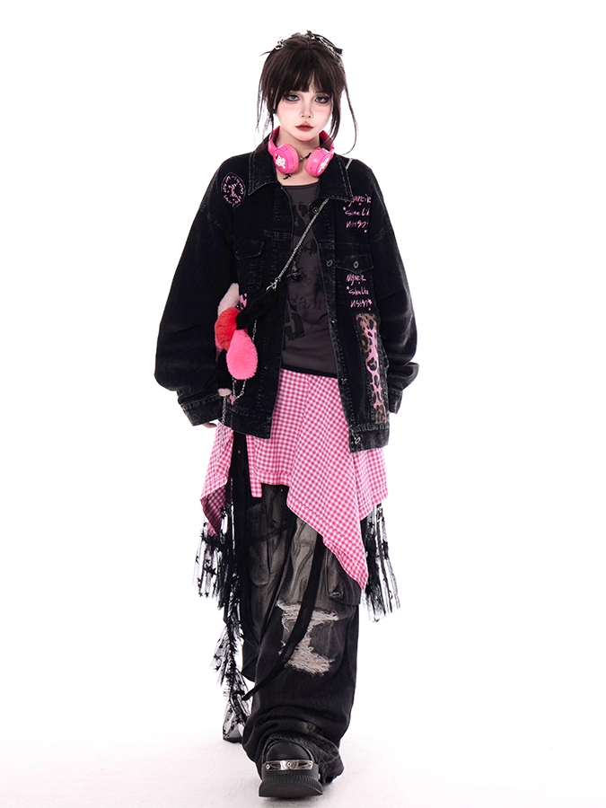 Jeansjacke, verblasste Waschung, Vintage-Kragen, rosa Leopardenmuster, schwarzes Hemd