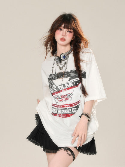 Weißes, lockeres Sport-T-Shirt mit Rundhalsausschnitt und Grafik