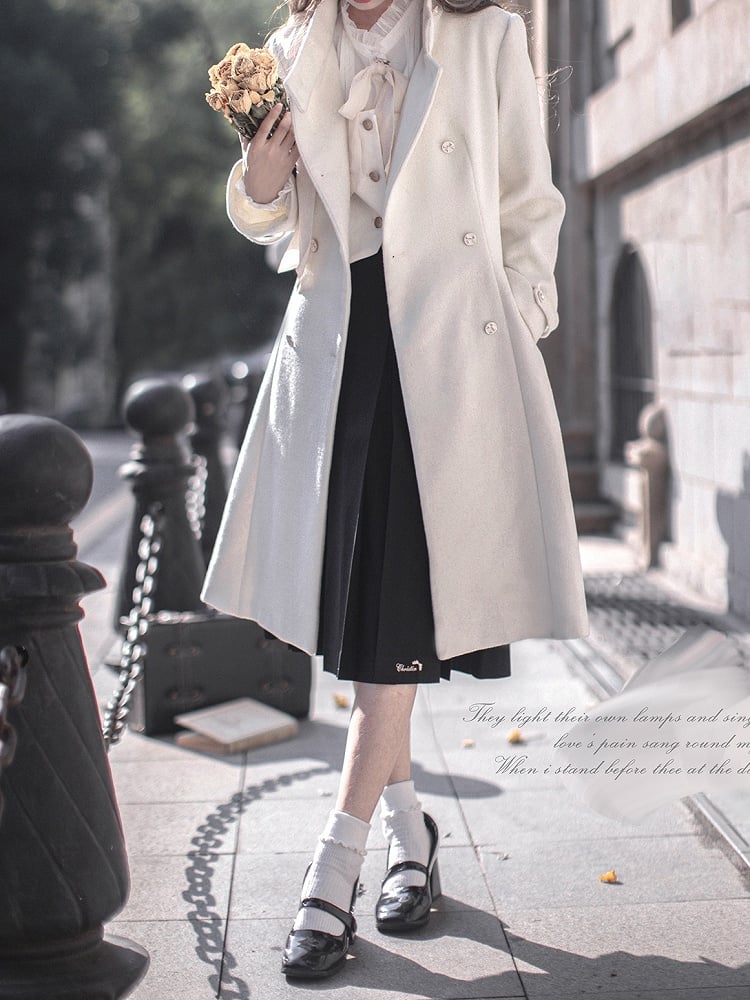 Zweireihiger eleganter weißer Swing-Mantel