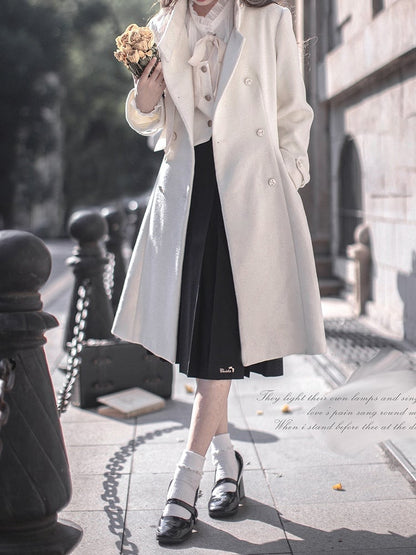 Zweireihiger eleganter weißer Swing-Mantel