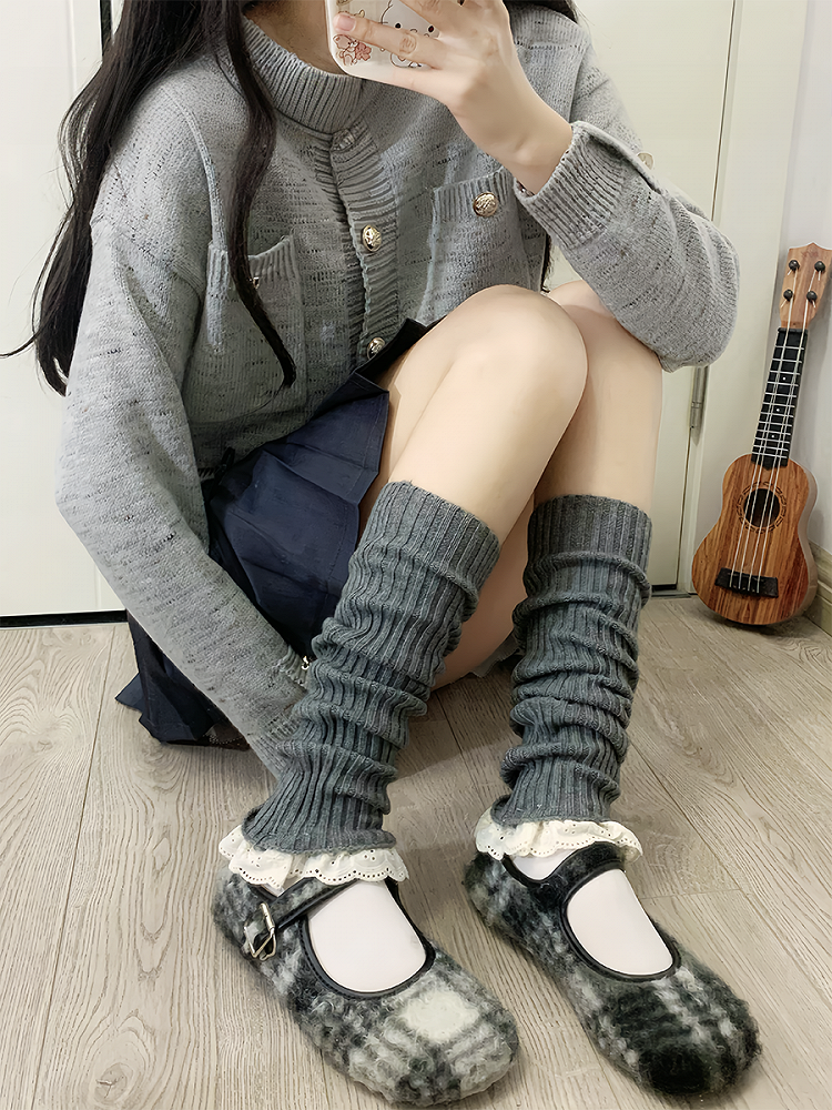 Kaffeesüße, gestrickte Beinwärmer mit Spitzenbesatz