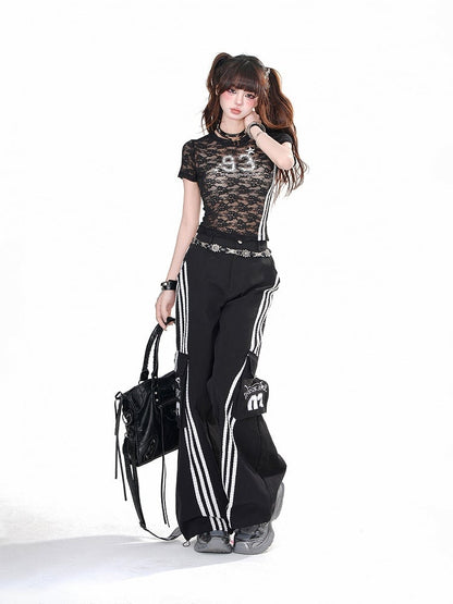 Weite, lockere Hose mit Cargotaschen in Schwarz und Weiß