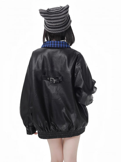 Grau gestreifte Strickmütze mit herzförmigen Schnallen