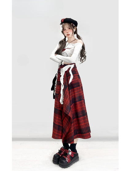 Weißes, schmal geschnittenes Top mit asymmetrischem Saum