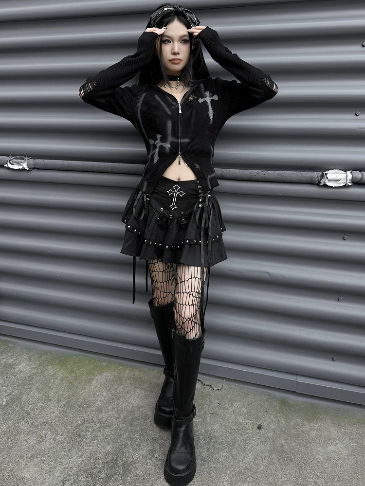 Gothic Punk Rock mit schwarzem Kreuz und Nieten-Akzenten und Schnürdetail