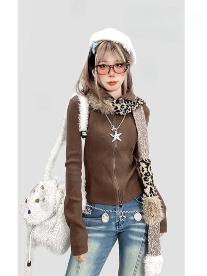 Kaffeefarbenes, schmal geschnittenes Strickoberteil