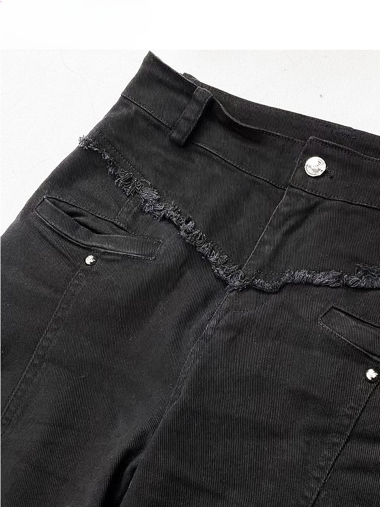Schwarze Jeans mit ausgestellter Silhouette und Volantbesatz