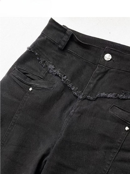 Schwarze Jeans mit ausgestellter Silhouette und Volantbesatz