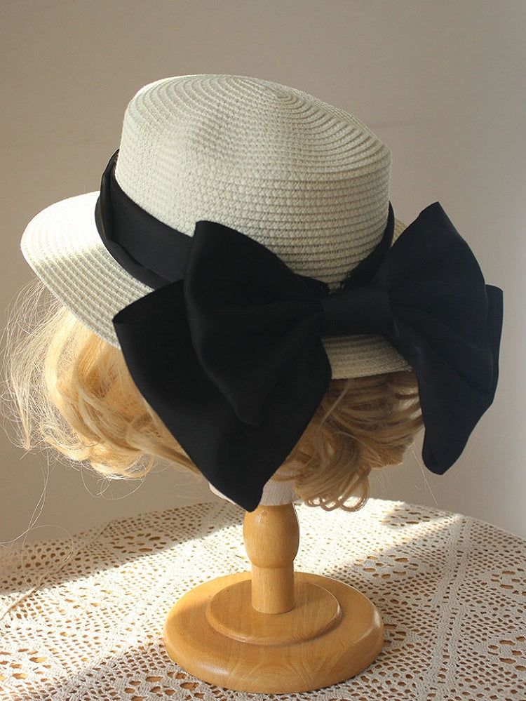 Strohhut mit großer Schleife