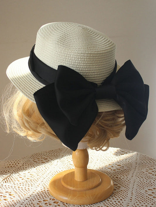 大きなリボンで飾られた麦わら帽子