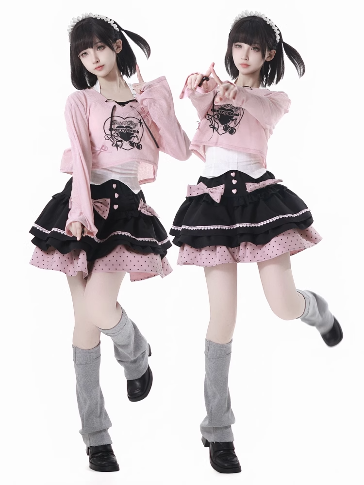 Rosafarbenes kurzes Überkleid mit V-Ausschnitt und Kirschmuster