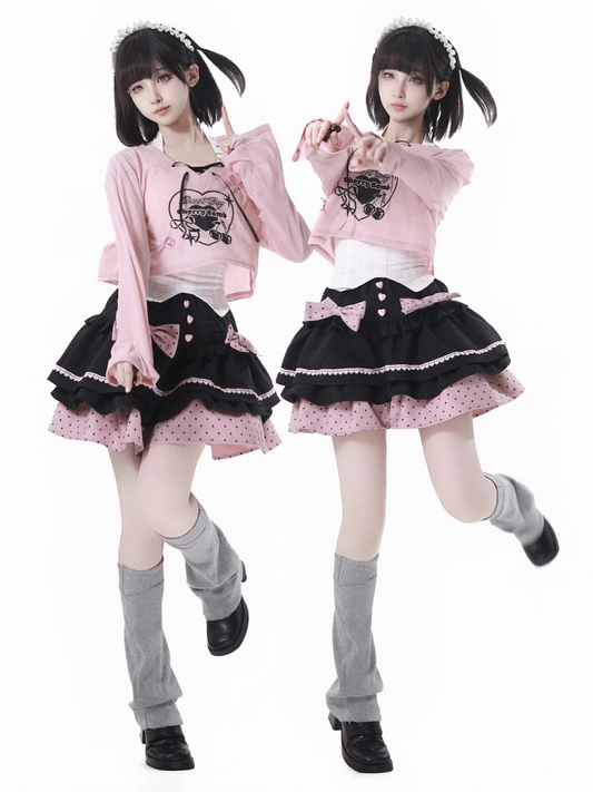 Rosafarbenes kurzes Überkleid mit V-Ausschnitt und Kirschmuster