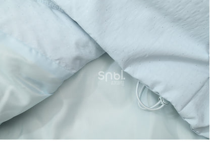 Blauer süßer Daunenmantel mit Lammapplikation und Schleife