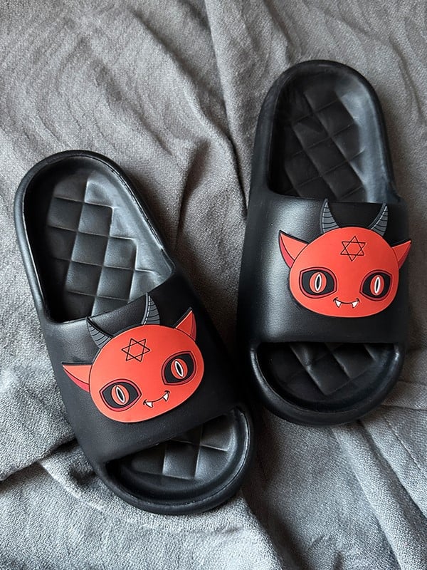 Teufel Applikation Gothic Rot mit schwarzen Hausschuhen Sommer