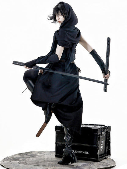 ショールグレードレス、袖あり、太もも丈、ノースリーブ、ベルト、スリット入り、ブラックショートパンツ、フード付き