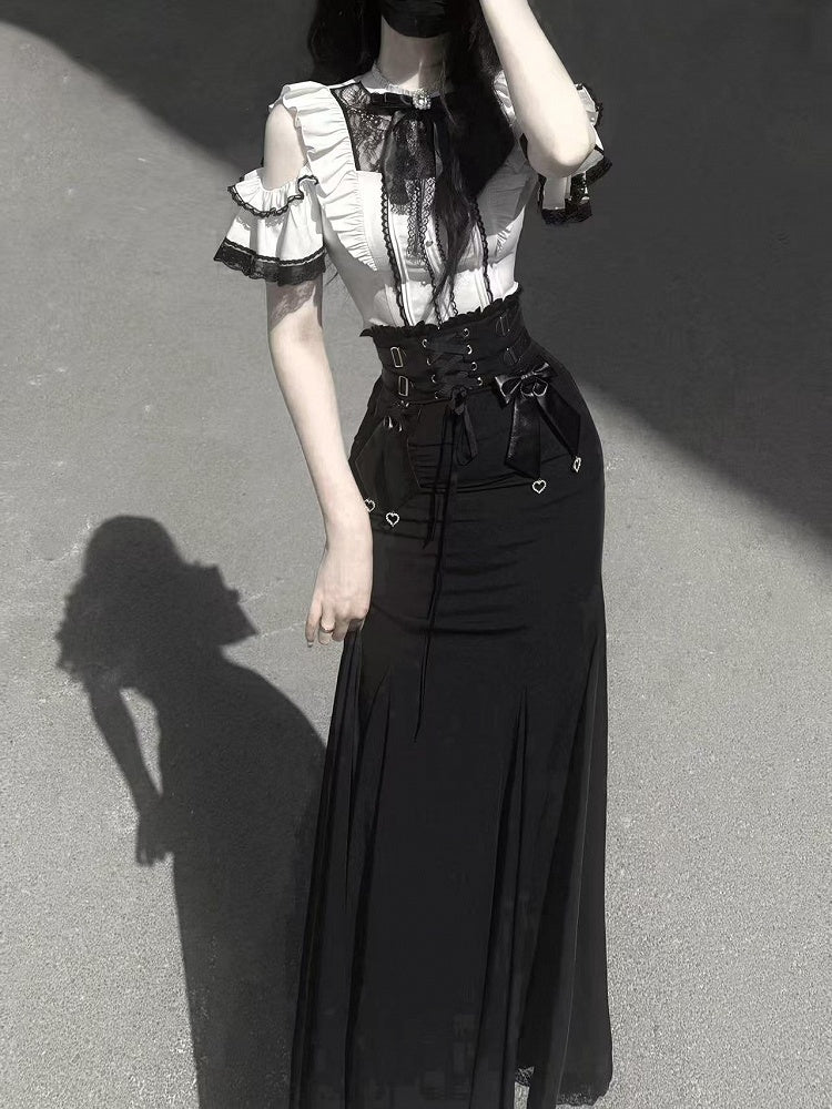 Schwarze Bluse mit ausgeschnittenen Schultern und Illusionsausschnittbesatz aus weißer Spitze von Jirai Kei