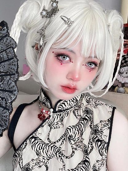 2つの白いポニーテールを編み込み、ウィッグクリップでカットしたクローボブ