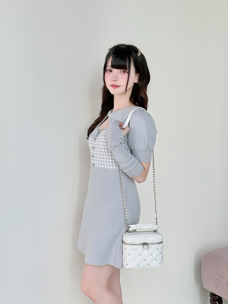 Kleid mit kariertem Cut-Out-Ausschnitt aus Kei Jirai-Strick in hellem Twist-Blau