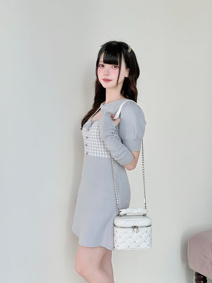 Kleid mit kariertem Cut-Out-Ausschnitt aus Kei Jirai-Strick in hellem Twist-Blau