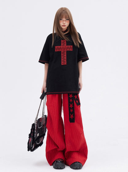 Rote Hose mit weitem Bein