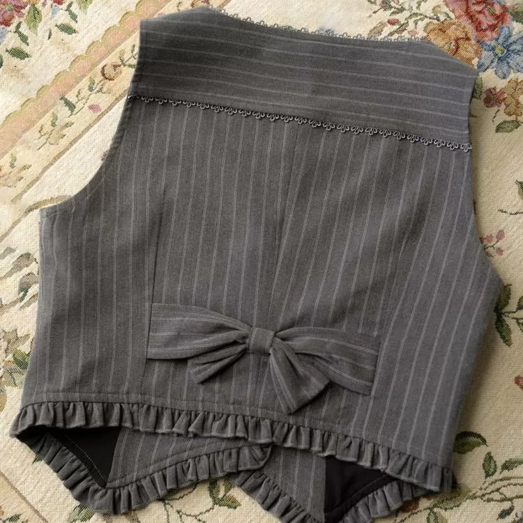 クラシックなVネックベスト グレーストライプ柄