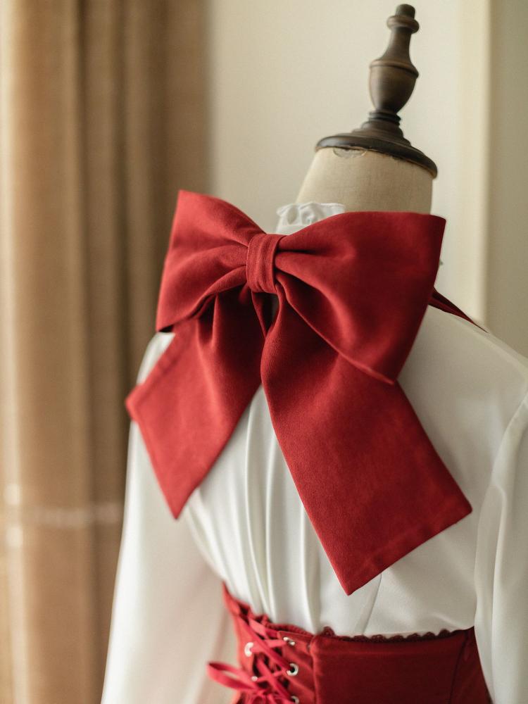 Robe vintage rouge à gros nœud et col licou sous la poitrine