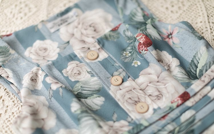 Staubblaues Erdbeer- und Rosen-Quadrat-Ausschnitt, elegantes klassisches Lolita-JSK-Kleid