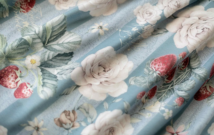 Staubblaues Pulloverrockkleid mit Erdbeer- und Rosenmuster